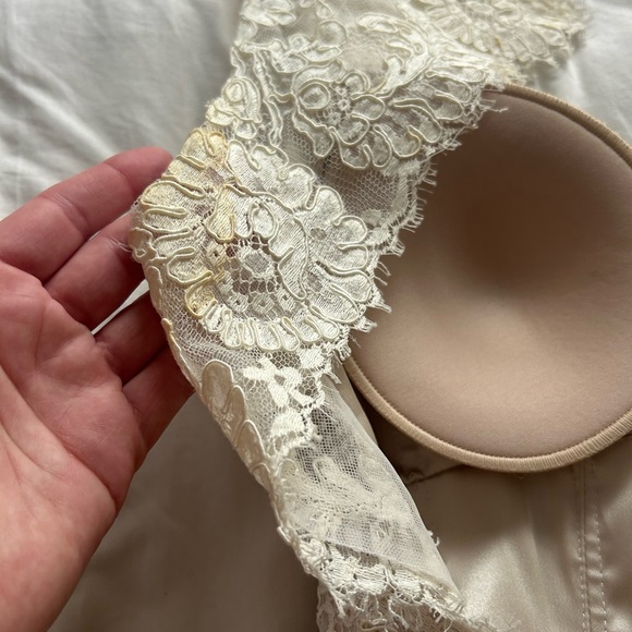 Timeless lace a line wedding dress with keyhole back and plunging neckline - Picture 11 of 16